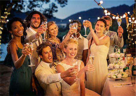 simsearch:6113-07992198,k - Wedding guests toasting with champagne during wedding reception in garden Foto de stock - Sin royalties Premium, Código: 6113-07992121