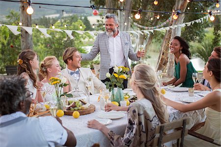Best man speaking during wedding reception in domestic garden Photographie de stock - Premium Libres de Droits, Code: 6113-07992202