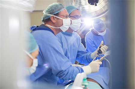 Doctors performing surgery in operating theater Foto de stock - Sin royalties Premium, Código: 6113-07905847
