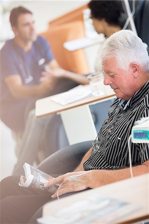 Senior man receiving intravenous infusion in hospital Photographie de stock - Premium Libres de Droits, Code: 6113-07905893