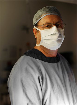 simsearch:6113-07905931,k - Portrait of mature surgeon by operating theater Stockbilder - Premium RF Lizenzfrei, Bildnummer: 6113-07905810