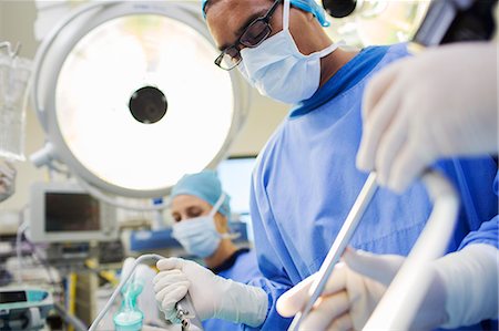 Doctor performing surgery in operating theater Stockbilder - Premium RF Lizenzfrei, Bildnummer: 6113-07905824