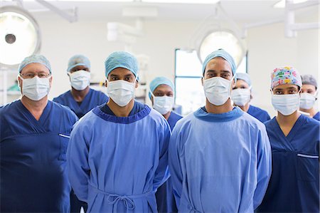 surgical gown - Team of surgeons in operating theater Foto de stock - Sin royalties Premium, Código: 6113-07905960