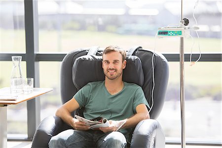 Portrait of smiling patient undergoing medical treatment in outpatient clinic Foto de stock - Sin royalties Premium, Código: 6113-07905974