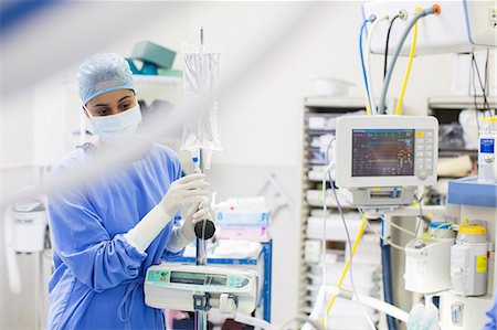 Nurse standing by medical and monitoring equipment Foto de stock - Sin royalties Premium, Código: 6113-07905982