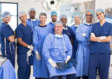 Team of doctors and nurses in operating theater Foto de stock - Sin royalties Premium, Código: 6113-07905987