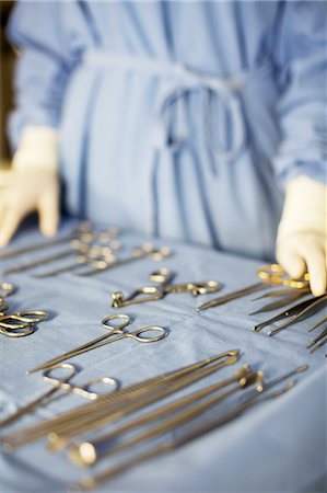 surgical gown - Surgical equipment on table in operating theater Foto de stock - Sin royalties Premium, Código: 6113-07905985