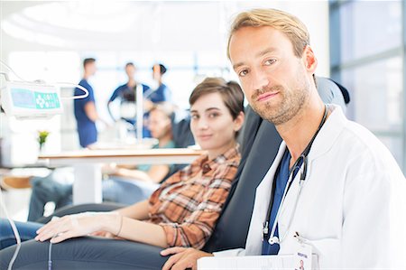 Portrait of doctor and patient undergoing medical treatment in outpatient clinic Foto de stock - Sin royalties Premium, Código: 6113-07905989