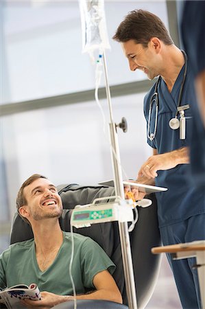 patient (homme malade) - Doctor attending patient receiving intravenous infusion in hospital Photographie de stock - Premium Libres de Droits, Code: 6113-07905900