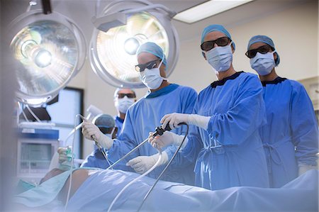 Team of doctors performing laparoscopic surgery in operating theater Photographie de stock - Premium Libres de Droits, Code: 6113-07905926