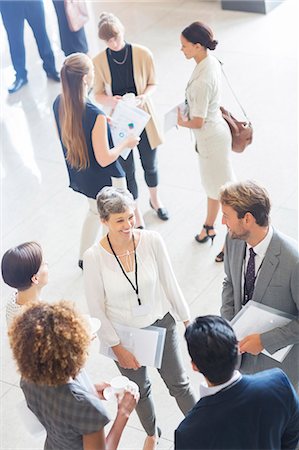 Businesswoman talking to conference participants, standing in lobby of conference center Photographie de stock - Premium Libres de Droits, Code: 6113-07906087