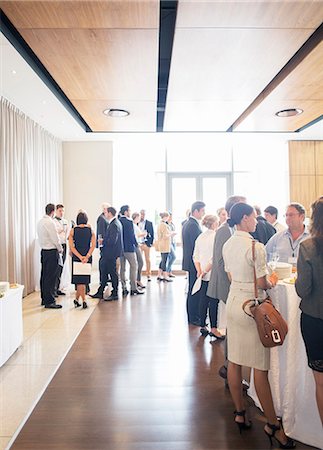 Large group of people socializing in lobby of conference center during coffee break Photographie de stock - Premium Libres de Droits, Code: 6113-07906085