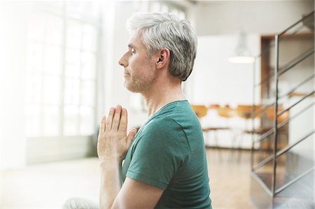 simsearch:6113-08220538,k - Older man meditating indoors Stockbilder - Premium RF Lizenzfrei, Bildnummer: 6113-07906157