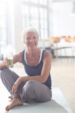 senior women blond short hair - Older woman drinking juice on exercise mat Stock Photo - Premium Royalty-Free, Code: 6113-07906174