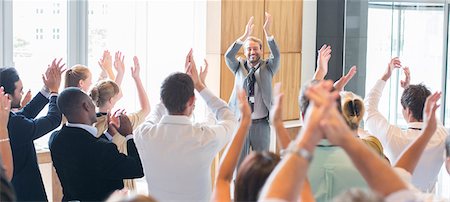 speaker conference - Portrait of smiling man standing before audience in conference room, applauding Foto de stock - Sin royalties Premium, Código: 6113-07906105