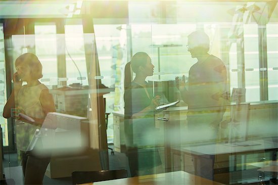 Silhouette of business people talking in office Foto de stock - Sin royalties Premium, Código de la imagen: 6113-07906242