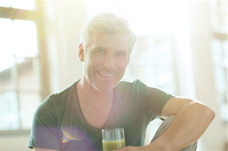 Older man drinking glass of juice Foto de stock - Sin royalties Premium, Código: 6113-07906212