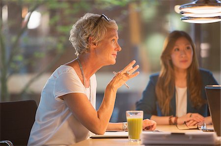 Businesswoman talking in office meeting Photographie de stock - Premium Libres de Droits, Code: 6113-07906234