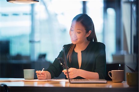 Businesswoman writing in office Photographie de stock - Premium Libres de Droits, Code: 6113-07906239