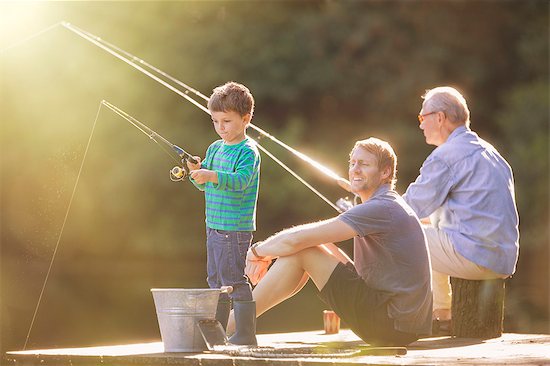 Boy, father and grandfather fishing on wooden dock Foto de stock - Sin royalties Premium, Código de la imagen: 6113-07906367