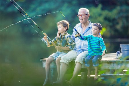 Grandfather and grandsons fishing in lake Photographie de stock - Premium Libres de Droits, Code: 6113-07906377