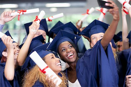 simsearch:6113-07906519,k - Students taking selfie after graduation ceremony Foto de stock - Sin royalties Premium, Código: 6113-07906467