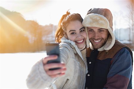 filipinas - Couple taking selfie in snow Foto de stock - Sin royalties Premium, Código: 6113-07906579