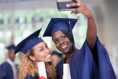 Two smiling female students taking selfie after graduation Foto de stock - Sin royalties Premium, Código: 6113-07906519