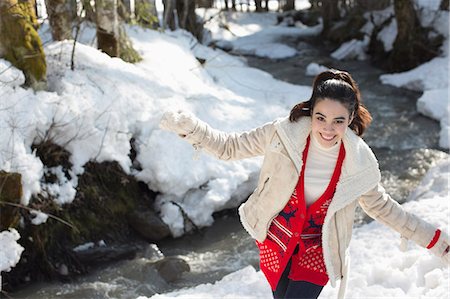 simsearch:6113-07906626,k - Portrait of smiling woman in snow Foto de stock - Royalty Free Premium, Número: 6113-07906649