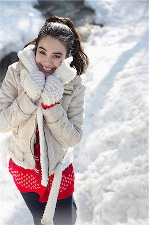 simsearch:6113-07906626,k - Portrait of smiling woman in snow Foto de stock - Royalty Free Premium, Número: 6113-07906652