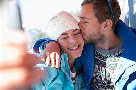 stocking cap - Couple kissing outdoors Photographie de stock - Premium Libres de Droits, Code: 6113-07906660