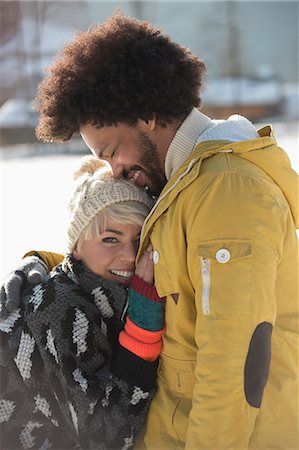simsearch:6113-07906627,k - Couple hugging in snow Foto de stock - Sin royalties Premium, Código: 6113-07906668
