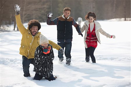 pelea de bolas de nieve - Friends enjoying snowball fight Foto de stock - Sin royalties Premium, Código: 6113-07906613