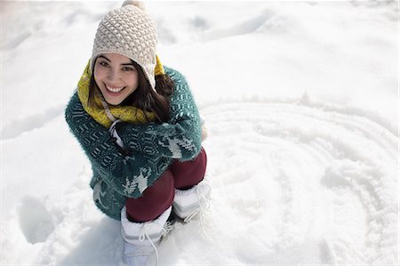 simsearch:6113-07906626,k - Portrait of smiling woman in snow Foto de stock - Royalty Free Premium, Número: 6113-07906629