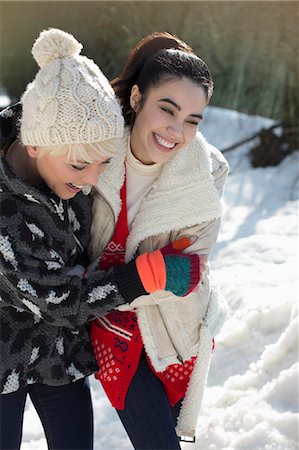 simsearch:649-02290243,k - Friends hugging in snow Photographie de stock - Premium Libres de Droits, Code: 6113-07906634