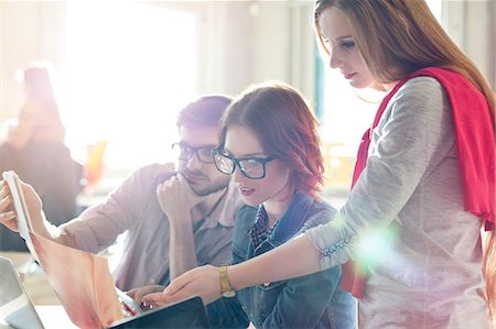 Creative business people reviewing document in sunny office Foto de stock - Sin royalties Premium, Código: 6113-08087781