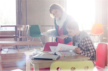 editar - Creative businesswomen reviewing document edits in sunny office Foto de stock - Sin royalties Premium, Código: 6113-08087822