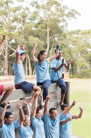 simsearch:6113-08088111,k - Team cheering at wall on boot camp obstacle course Photographie de stock - Premium Libres de Droits, Code: 6113-08087963