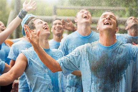 Enthusiastic team enjoying rain at boot camp Foto de stock - Sin royalties Premium, Código: 6113-08087931