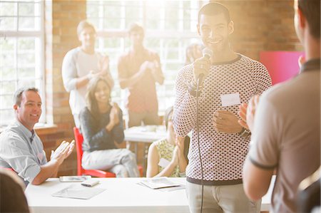 speaker conference - Audience clapping for smiling speaker Foto de stock - Sin royalties Premium, Código: 6113-08088050