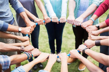 Team connected in circle around plastic hoop Photographie de stock - Premium Libres de Droits, Code: 6113-08088056