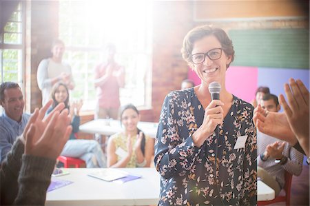 speaker and audience - Audience clapping for woman in community center Foto de stock - Sin royalties Premium, Código: 6113-08088077