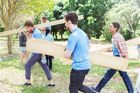 Volunteers carrying wood planks Photographie de stock - Premium Libres de Droits, Code: 6113-08088015