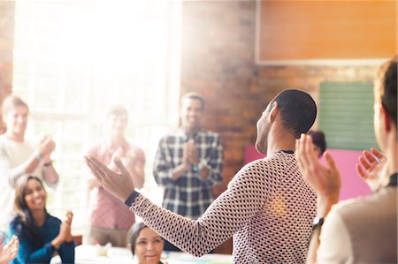 Audience clapping for man with arms outstretched in community center Foto de stock - Sin royalties Premium, Código: 6113-08088036