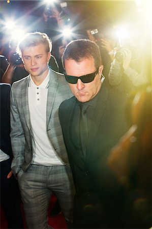 flash - Bodyguard escorting celebrity at event Fotografie stock - Premium Royalty-Free, Codice: 6113-08088153