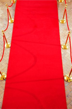 desenrollar la alfombra roja - High angle view of empty red carpet Foto de stock - Sin royalties Premium, Código: 6113-08088152