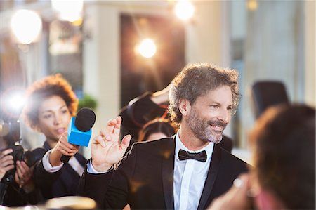 simsearch:6113-08088232,k - Celebrity waving to paparazzi at event Foto de stock - Royalty Free Premium, Número: 6113-08088162