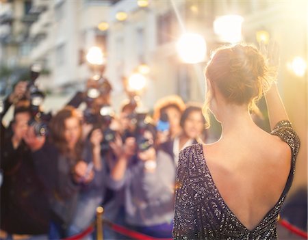 Celebrity waving at paparazzi photographers at event Photographie de stock - Premium Libres de Droits, Code: 6113-08088172