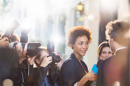 personas prominentes - Celebrity being interviewed and photographed by paparazzi at event Foto de stock - Sin royalties Premium, Código: 6113-08088184