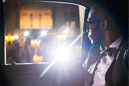 personas prominentes - Celebrity in limousine arriving at event Foto de stock - Sin royalties Premium, Código: 6113-08088139